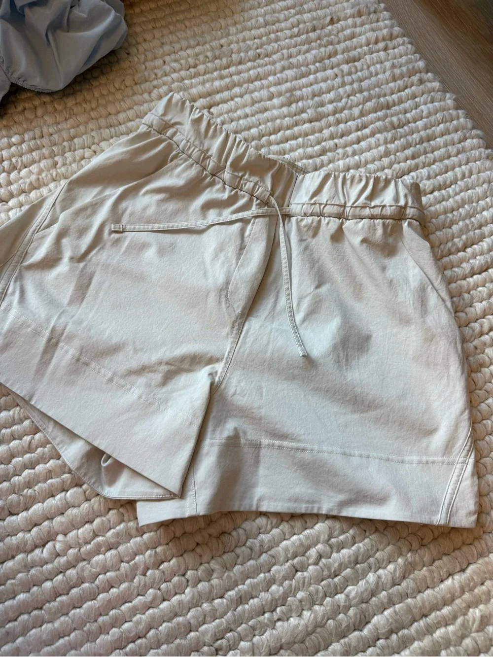Lululemon Cinchable Waist HR Woven Short 3.5" (Beige/Neutral) XS Like New - Picture 2 of 3
